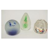 1097	3 FACETED PAPERWEIGHTS, ONE W/DOLPHINS, ONE MILLEFIORE W/RIBBED EXTERIOR & ONE ABSTRACT, TALLES