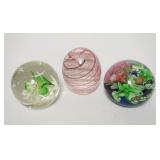 1098	3 INTERNALLY DECORATED PAPERWEIGHTS, ONE W/SWIRLS & CONTROLLED BUBBLES, FROGS & FLOWERS, HAS VE