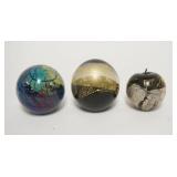 1100	3 INTERNALLY DECORAATED PAPERWEIGHTS, ABSTRACT, ONE IN THE FORM OF APPLE, LARGEST IS 3 IN