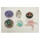 1262	GROUP OF 6 PAPERWEIGHTS, INCLUDES STARFISH SHAPE, A PEACOCK &  HEART & VINE