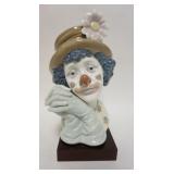 1147	LLADRO CLOWN BUST, HANDS CLASPED, COMES W/WOODEN BASE, 11 3/4 IN