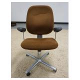 1014	MODERN SWIVEL OFFICE CHAIR
