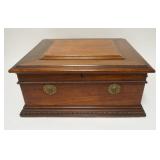 1125	REGINA DISC MUSIC BOX, PIECE OF TRIM MISSING UNDER THE LID, BRACKET TO HOLD LID OPEN IS MISSING