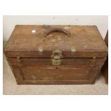 1225	OAK MACHINISTS TOOL CHEST, HAS 5 INTERIOR DRAWERS