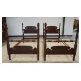 1023	PAIR OF MAHOGANY TWIN BEDS W/ FLUTED COLUMNS & TURNED FEET