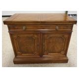 1032	KARGES WALNUT FLIP TOP LIQUOR SIDE BOARD W/ ONE DRAWER & TWO BURL PANELED DOORS. APP. 38 IN W, 