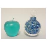 1264	VANDERMARK STUDIOS BLOWN GLASS BOTTLE W/ STOPPER & LIBERTY VILLAGE ART GLASS APPLE PAPERWEIGHT.