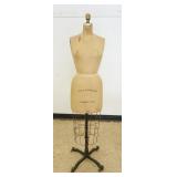 1216	QUEEN ANN STYLE CHRRY DINING ROOM TABLE W/2 LEAVES AND 6 CHAIRS, TABLE APPROXIMATELY 42 IN X 54