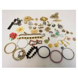 1065	GROUP OF COSTUME JEWELRY