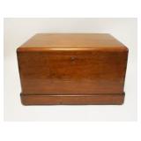 1093	ANTIQUE DOVETAILED MAHOGANY SILVERWARE CHEST W/TRAY, APPROXIMATELY 22 IN X 17 IN X 13 IN HIGH