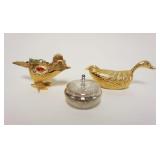 1025	LOT OF 3 MINIATURE PILL/SACCHARINE BOXES IN THE FORM OF ROOSTER & CHICKEN, 1 ROUND COVERED BOX 