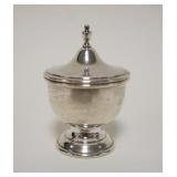 1027	STERLING COVERED URN SHAPED PILL/SACCHARINE BOX, 1.2 TOZ