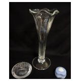 1189	LOT INCLUDING SIMON PIERCE VASE, WEDGWOOD VASE AND FROSTED LION HEAD DISH