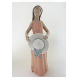 1020	LLADRO PORCELAIN FIGURE OF GIRL HOLDING SUN HAT, APPROXIMATELY 11 IN HIGH