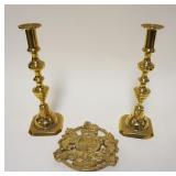 1090	LOT ANTIQUE BRASS PUSH UP CANDLESTICKS AND CW VIRGINIA METAL CRAFTERS BRASS TRIVIT, CANDLESTICK