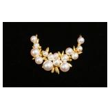 1211	18 KT YELLOW GOLD BROOCH, 4.95 DWTS & CONTAINING 15 CULTURED AKOYA PEARLS APPROXIMATELY 0.24 CA