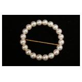 1212	14KT YELLOW GOLD CIRCLE BROOCH, 3.05 DWTS & CONTAINING 20 CULTURED AKOYA PEARLS, APPROXIMATELY 