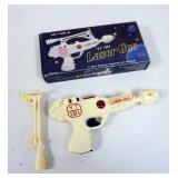1086	VINTAGE TOY PLASTIC LASER GUN IN BOX