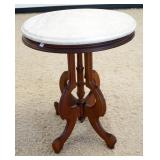 1186	VICTORIAN WALNUT OVAL MARBLE TOP PARLOR TABLE, APPROXIMATELY 18 IN X 22 IN X 29 IN HIGH