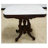 1041	WALNUT VICTORIAN MARBLE TOP PARLOR TABLE, APPROXIMATELY 29 IN X 21 IN X 29 IN H