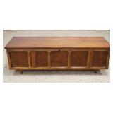 1001	MIDCENTURY MODERN LANE CEDAR CHEST ON SPLAY LEGS, APPROXIMATELY 18 IN X 53 IN X 17 IN HIGH