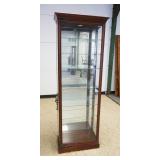1029	NARROW HOWARD MILLER CURIO CRYSTAL CABINET W/INTERIOR LIGHTING & ADJUSTABLE GLASS SHELVES & MIR