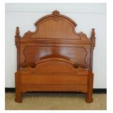 1106	OAK LEXINGTON QUEEN SIZE BED, APPROXIMATELY 72 IN HIGH