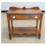 1194	ANTIQUE COUNTRY PINE 1 DRAWER STAND WITH SCROLLED AND POINTED SPLASH AND TURNED LEGS, APPROXIMA