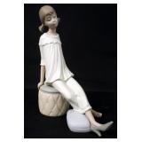 1004	LLADRO FIGURINE OF YOUNG GIRL, MATTE FINISH, APPROXIMATELY 8 IN
