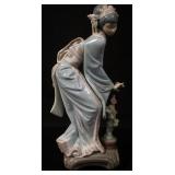 1010	LLADRO PORCELAIN FIGURINE OF ASIAN WOMAN W/FLOWERS, APPROXIMATELY 10 IN HIGH