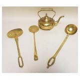 1060	LOT OF ASSORTED PRIMITIVE BRASS ITEMS INCLDUING LADLES, STRAINER & TEAPOT