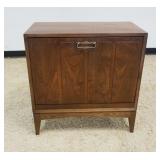 1131	MID CENTURY MODERN LANE WALNUT RECORD ALBUM CABINET WITH DROP FRONT DOOR, STYLE NO. 2606 77, AP