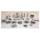 1037	GROUP OF ASSORTED BLUE & WHITE CHINA INCLUDING BLUE DANUBE