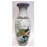 1041	LARGE PORCELAIN ASIAN VASE W/IMAGES OF PEACOCKS, APPROXIMATELY 25 IN HIGH