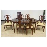 1104	THOMASVILLE CHERRY OVAL DINING TABLE WITH 6 CHAIRS AND 1 LEAF, TABLE APPROXIMATELY 68 IN X 44 I