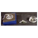 1085	SWAROVSKI CRYSTAL FIGURES, FLORAL WREATH IN BOX, CLAM WITH PEARL AND BUTTERFLY, TALLEST APPROXI