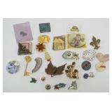 1104	APPROXIMATELY 26 LADIES DESIGNER PINS, SOME WITH MAKERS MARK