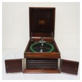 1256A	VICTOR VVIX TABLE TOP VICTROLA IN MAHOGANY CASE, APPROXIMATELY 16 IN X 20 IN X 13 IN HIGH