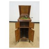 1097	VICTOR VV-XI FLOOR MODEL VICTROLA IN OAK CASE WITH RECORDS, 1 LEG REPAIRED, APPROXIMATELY 19 IN