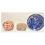 1122	GROUP OF ASSORTED ASIAN PORCELAIN, LARGEST PIECE APPROXIMATELY 12 IN