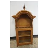 1261	OAK HANGING CUPBOARD WITH 1 DOOR AND OPEN ARCHED TOP WITH GALLERY, APPROXIMATELY 22 IN X 11 IN 