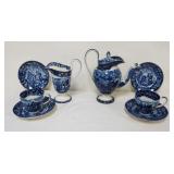 1140	BLUE & WHITE TRANSFER WEDGWOOD INCISED MARK TEAPOT, CREAMER, CUPS & SAUCERS, TALLEST PIECE APPR