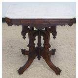 1256	VICTORIAN MARBLE TOP TABLE, APPROXIMATELY 28 IN X 20 IN X 29 IN H