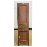 1275	NARROW OXFORD KITCHEN CABINET, 2 DOORS, 2 DRAWERS AND PULL OUT SURFACE, APPROXIMATELY 18 IN X 1