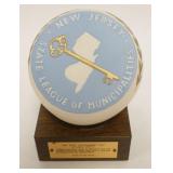 1117	LASZLO ISPANKY PORCELAIN COMMEMORATIVE NEW JERSEY GOOD GOVERNMENT KEY MOUNTED ON WALNUT BLOCK, 