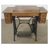 1172	ANTIQUE OAK SINGER TREADLE SEWING MACHINE, APPROXIMATELY 34 IN X 16 IN X 31 IN H