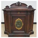 1250	ROSEWOOD VICTORIAN 1 DOOR CABINET WITH BRONZE MOUNTED CENTER PLAQUE & TRIM, QUILTED MAPLE INTER