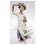 1058	LLADRO PORCELAIN FIGURE *GIRL WITH BRUSH* APPROXIMATELY 8 1/2 IN HIGH