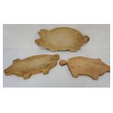 1105	3 PRIMITIVE PINE PIG CUTTING BOARDS, LARGEST APPROXIMATELY 19 IN X 9 IN