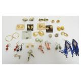 1065	APPROXIMATELY 22 PAIRS OF LADIES EARRINGS